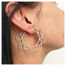 Load image into Gallery viewer, Gold Hollow Flower Earring