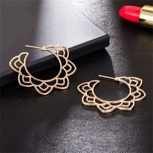 Load image into Gallery viewer, Gold Hollow Flower Earring